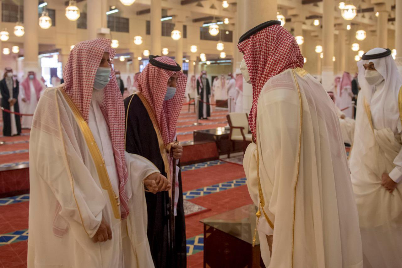 ولي العهد يؤدي صلاة عيد الفطر المبارك في الرياض