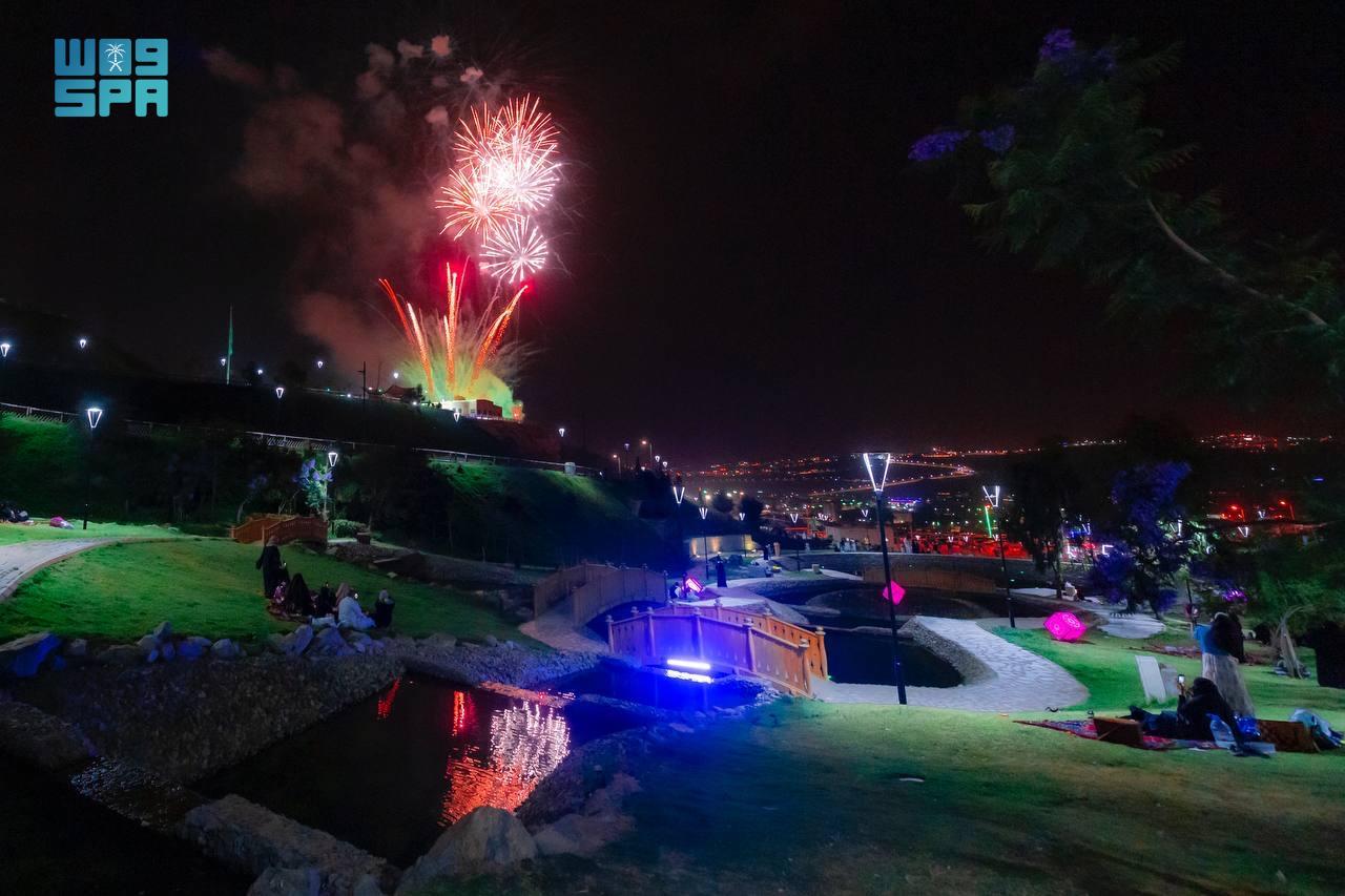 الألعاب النارية تضيء سماء الباحة احتفالا وابتهاجا بعيد الفطر