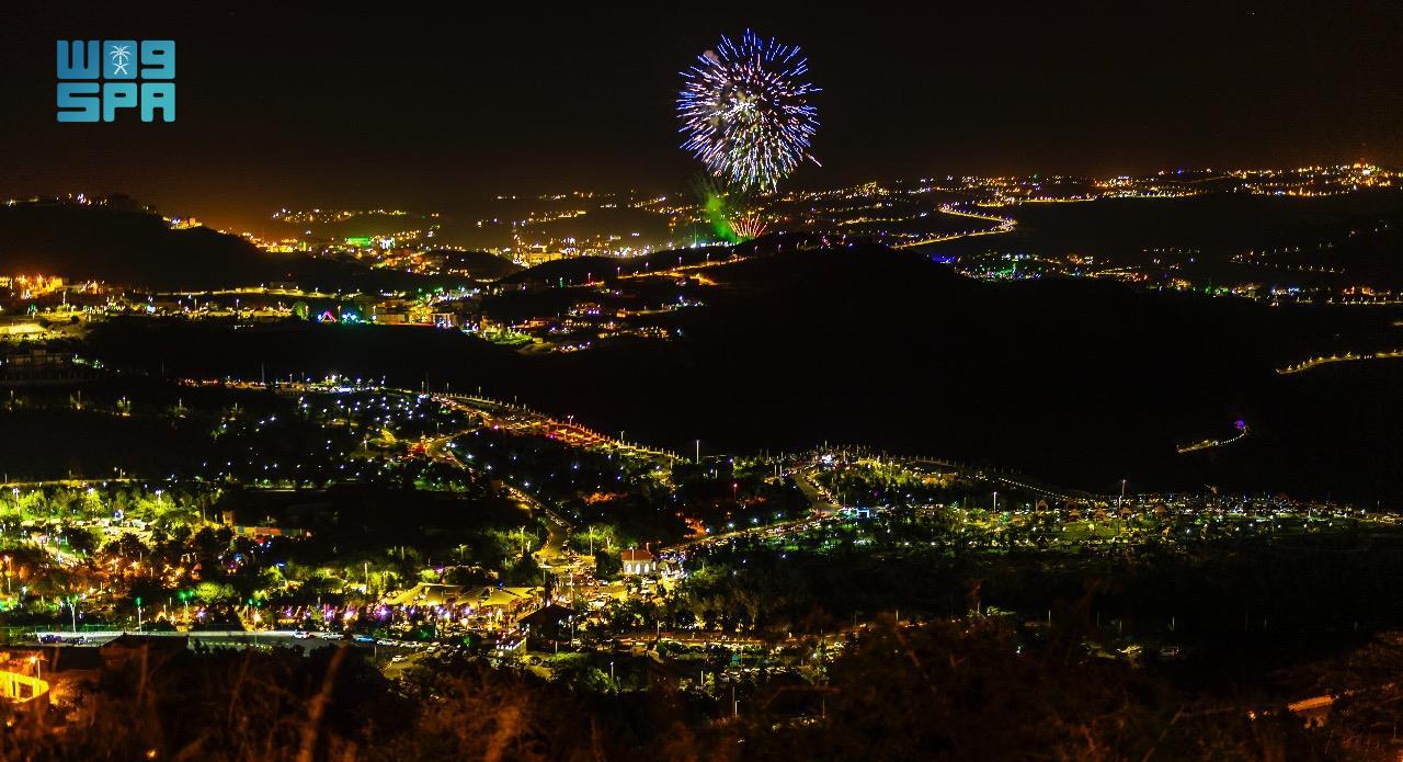 الألعاب النارية تضيء سماء الباحة احتفالا وابتهاجا بعيد الفطر