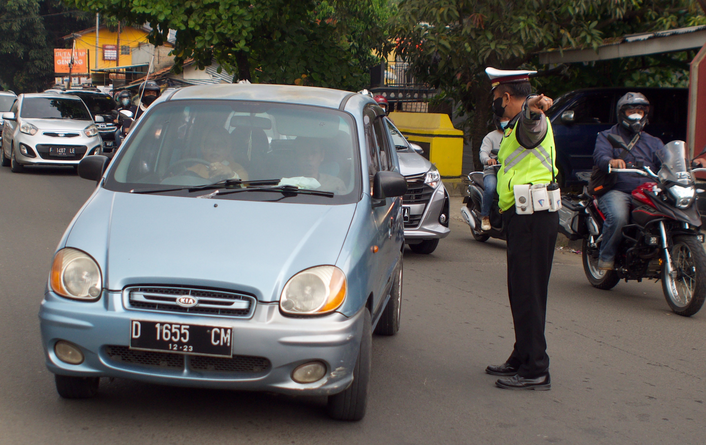 شرطي ينظم الحركة المرورية بعد عودة سكان جاكرتا الإندونيسية من إجازة عيد الفطر. «إ. ب. أ »