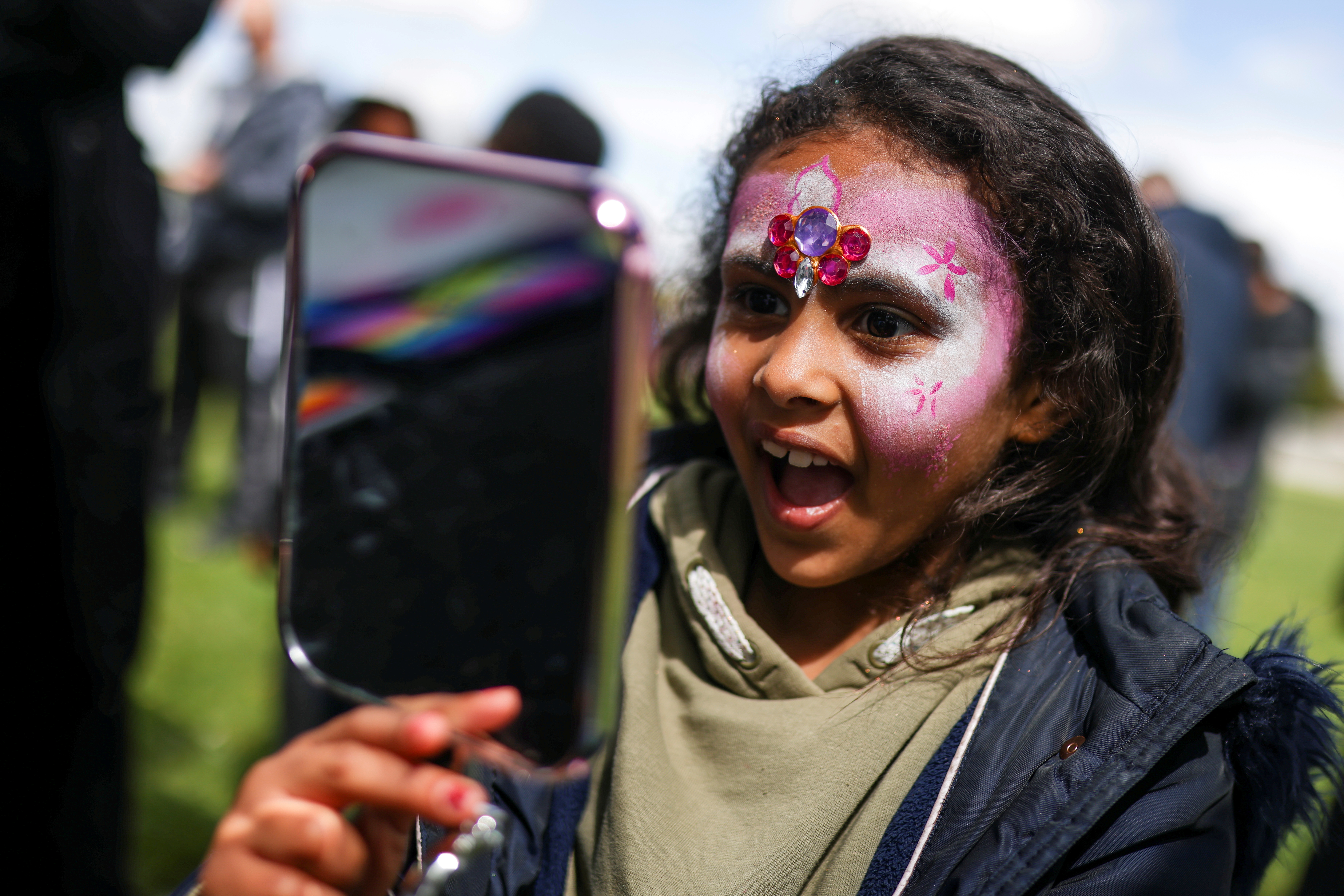طفلة تحتفي بالعيد في إحدى حدائق لندن البريطانية. «رويترز »