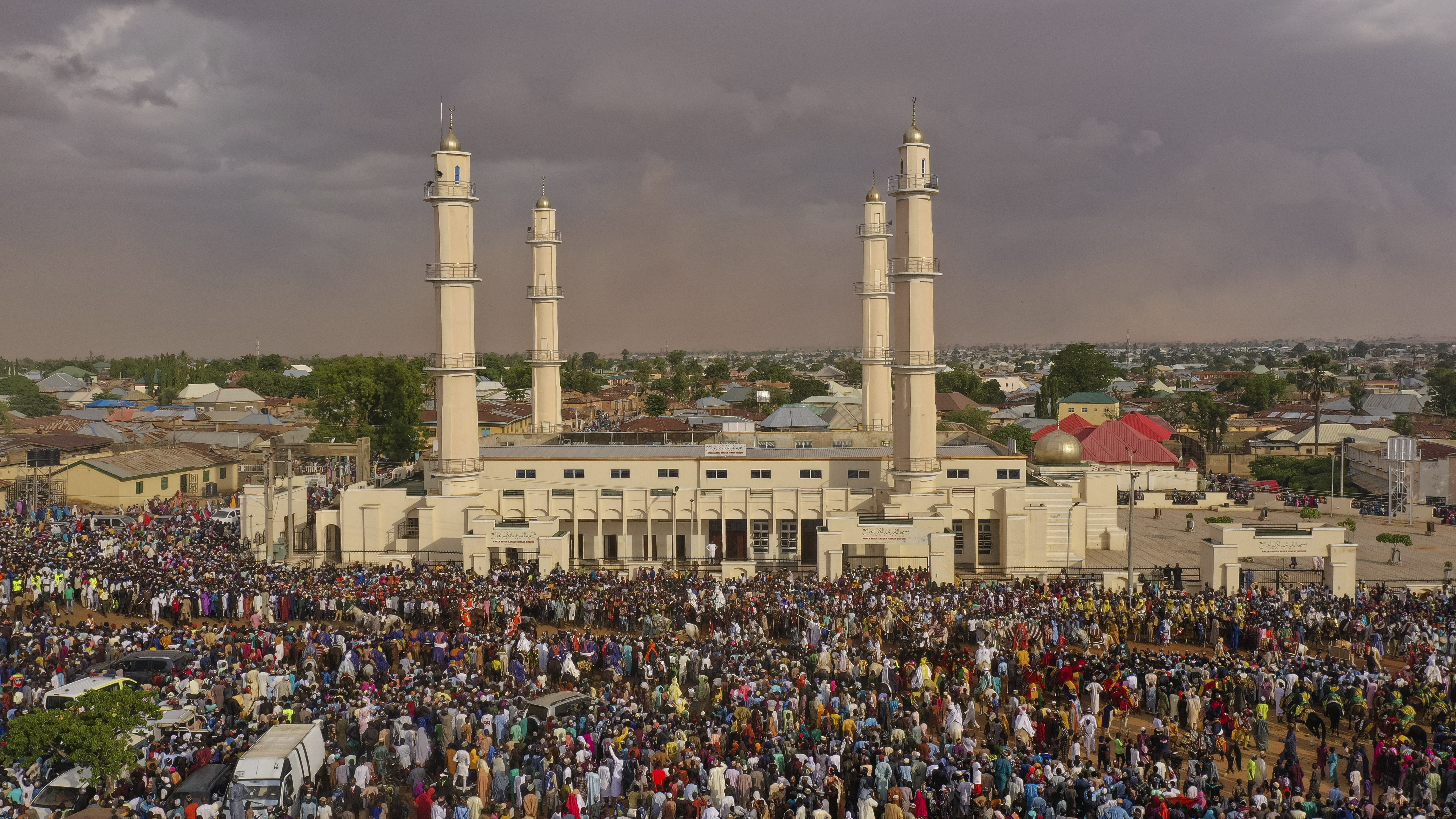 أشخاص أثناء حضورهم مهرجان دوربار للاحتفال في زازاو النيجيرية. «أ. ب »