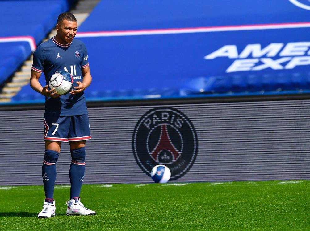 مبابي خلال تقديم باريس سان جيرمان قميصة الجديد لعام.