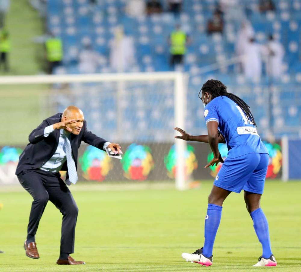 جوميز مع مدرب الهلال وفرحة الانتصار.