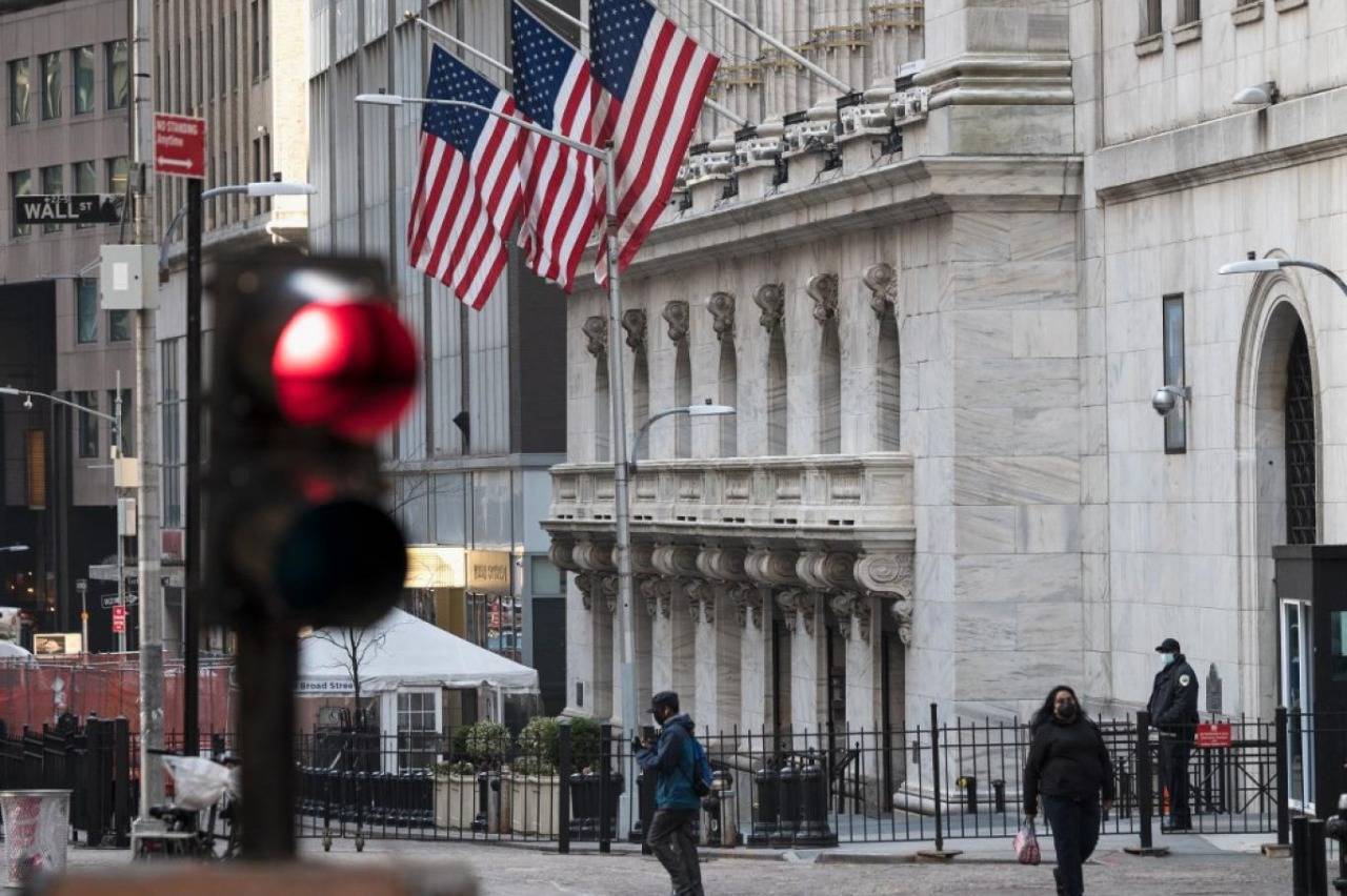 الصفقات القليلة التي تمت غالبا ما تستخدم كحكايات تحذيرية.