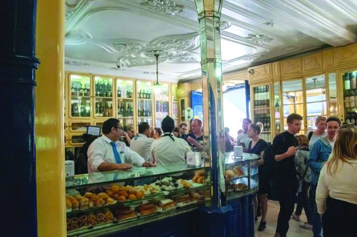 زبائن في مطعم Antiga Confeitaria de Belém الذي تأسس في 1837.