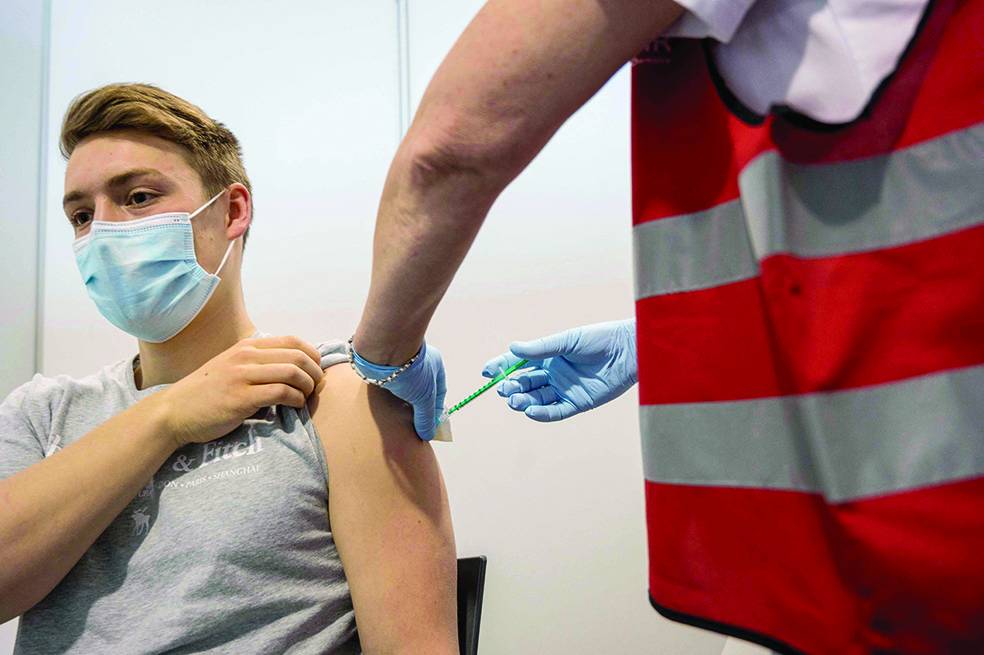 موظف شاب في شركة ألمانية يتلقى لقاح فايزر. «الفرنسية»