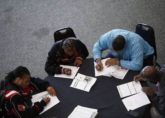 إعانات البطالة السخية قد تؤدي إلى إبعاد الناس عن القوى العاملة - بحسب اقتصاديين.