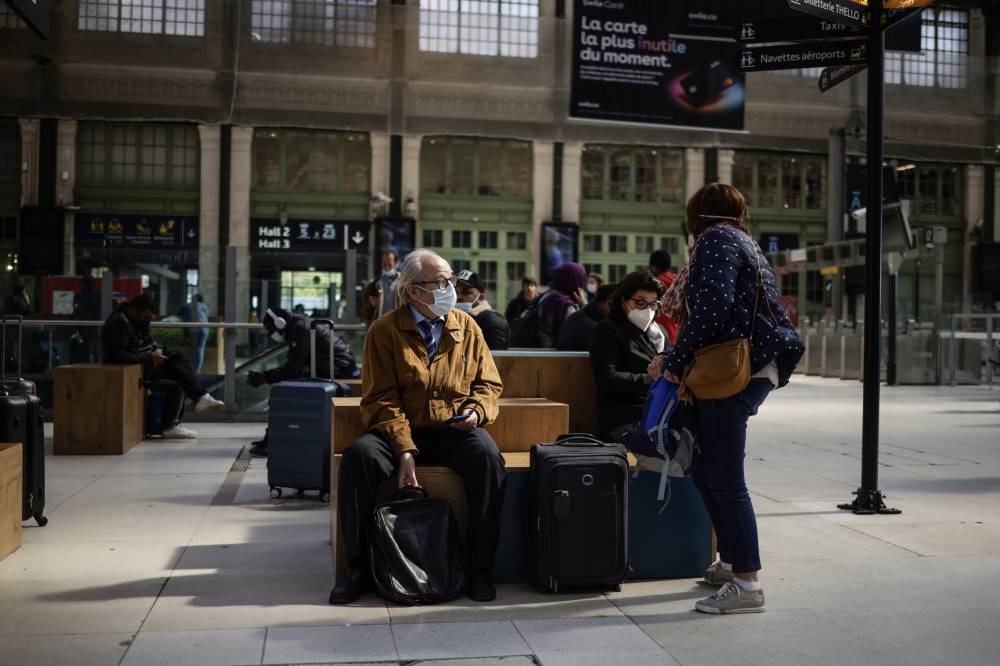 الحياة تبدأ في العودة لطبيعتها في فرنسا بعد تخفيف القيود المفروضة لاحتواء كورونا