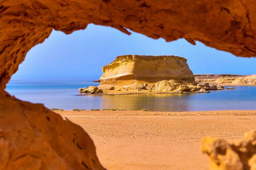 يشتمل الشاطئ على كنوز ومعالم بانتظار اكتشافها.