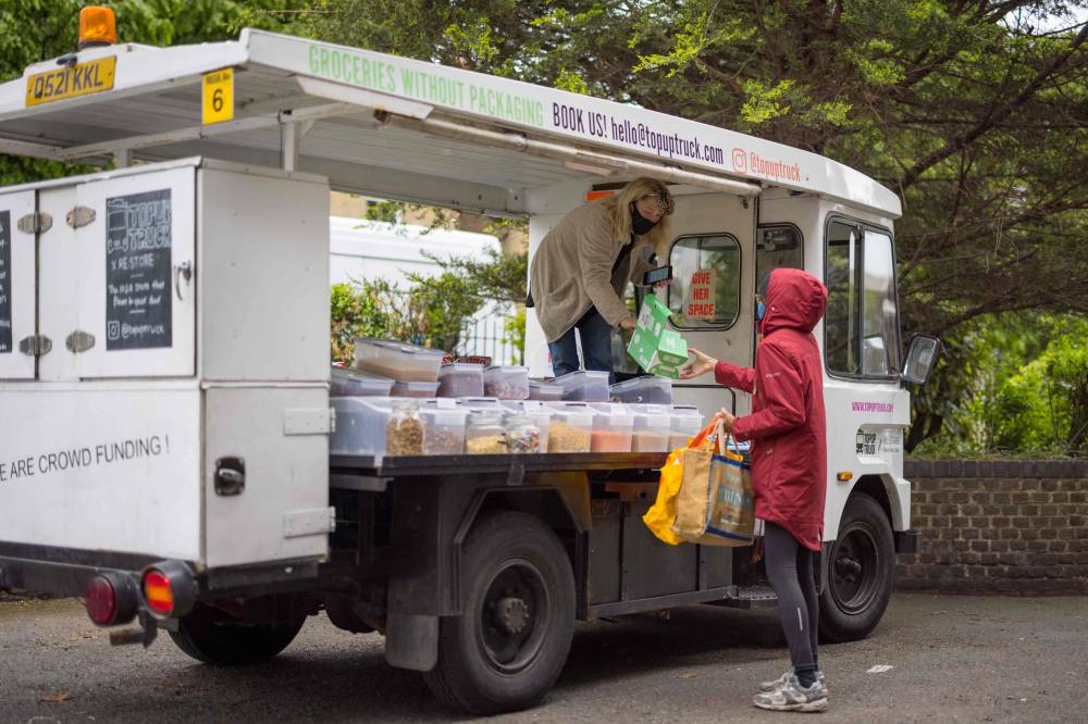 الشاحنة الكهربائية تستخدم لتوصيل الحليب والآن تجوب أنحاء لندن لبيع البضائع المنزلية."الفرنسية"