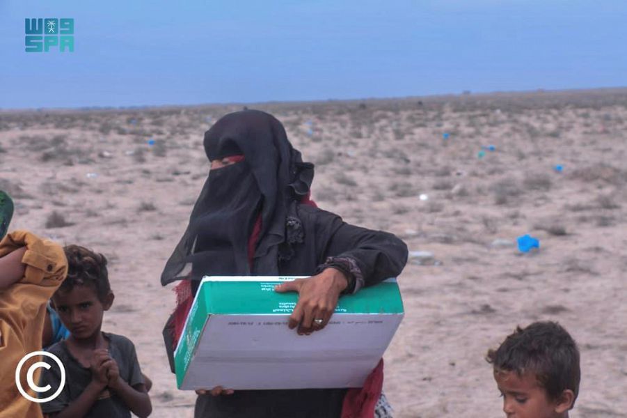 مركز الملك سلمان للإغاثة يوزع 11.900 كرتون من التمور في عدن