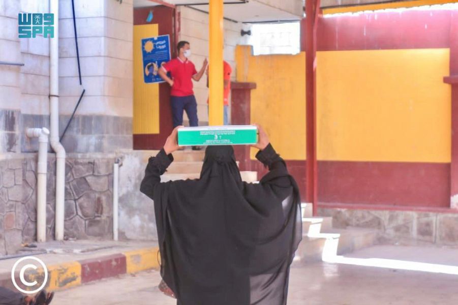 مركز الملك سلمان للإغاثة يوزع 11.900 كرتون من التمور في عدن