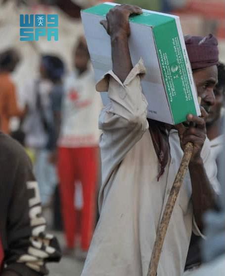 مركز الملك سلمان للإغاثة يوزع 11.900 كرتون من التمور في عدن