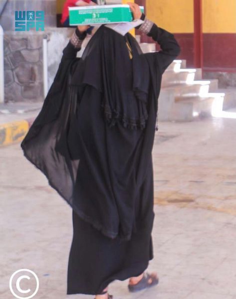 مركز الملك سلمان للإغاثة يوزع 11.900 كرتون من التمور في عدن