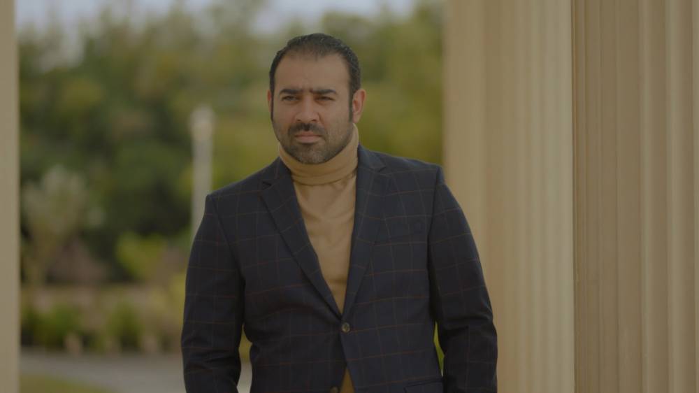 مشهد من العمل.