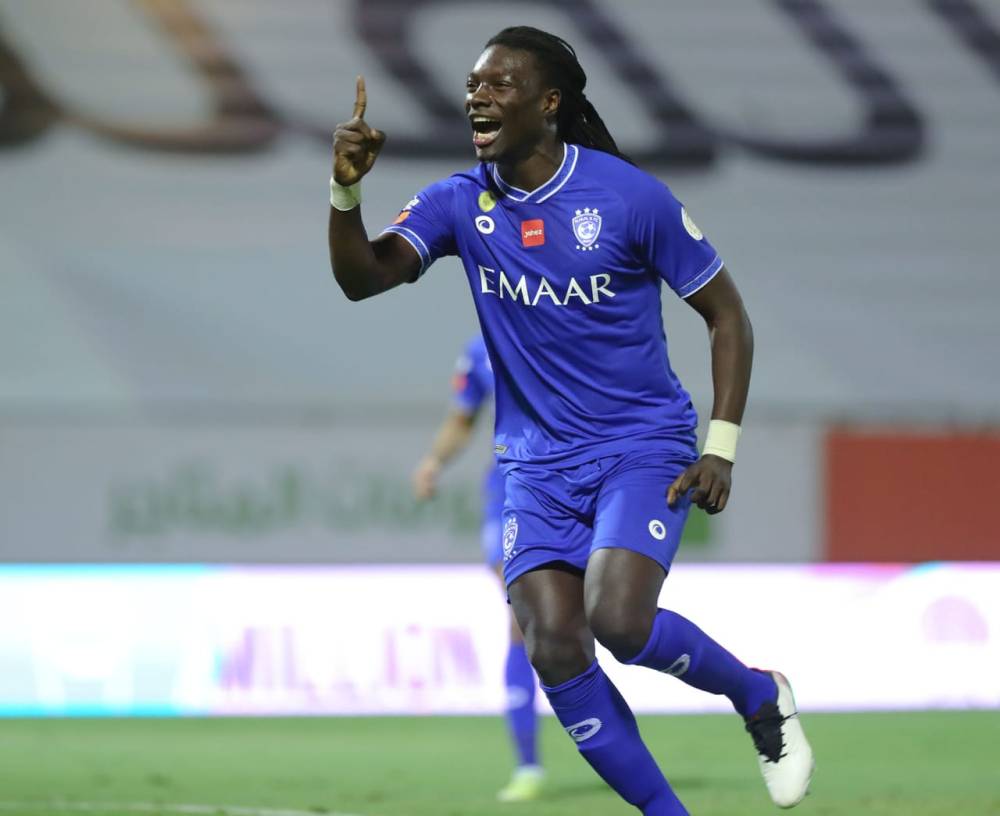 جوميز لحظة تسجيله الهدف رقم 100 في مشواره والأول لفريقه أمس.
تصوير: علي الظاهري ـ "الاقتصادية"