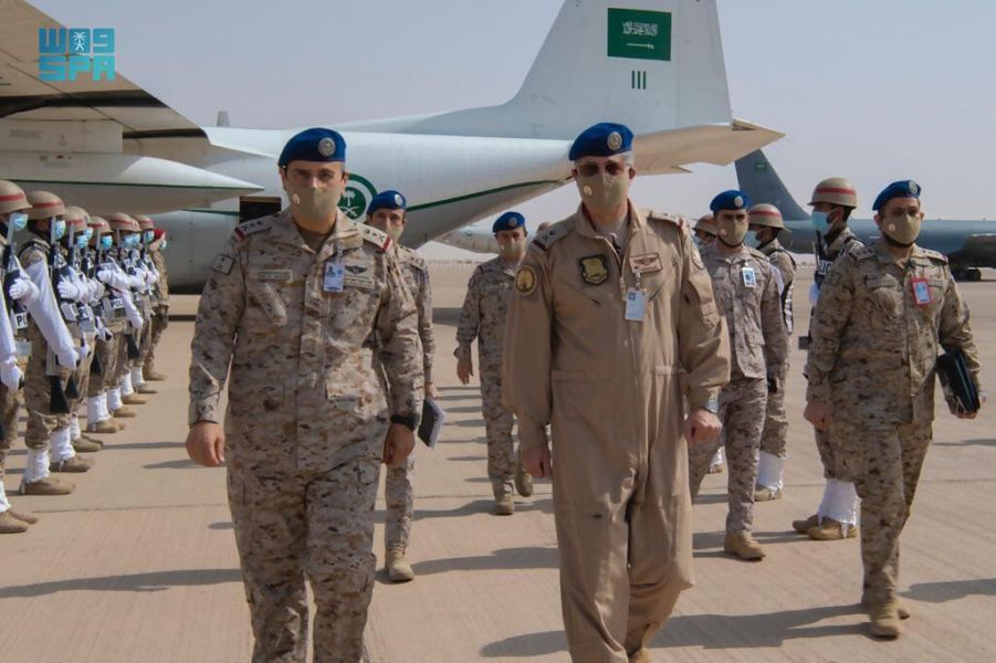 قائد القوات الجوية يقف على تنفيذ مناورات التمرين الجوي المشترك والمختلط "طويق 2"