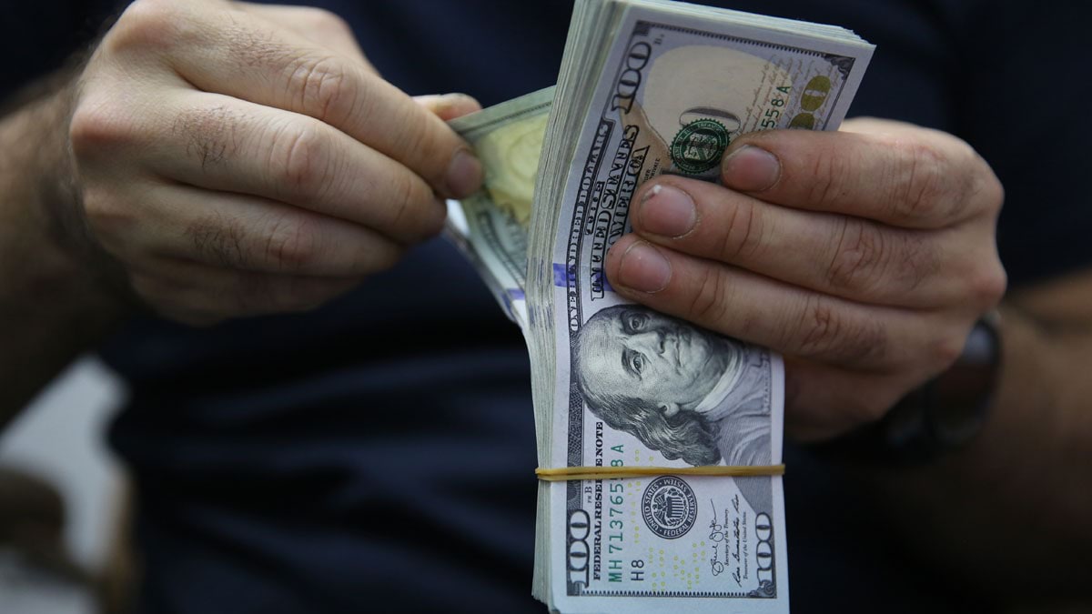 تقطع السبل بالدولار مع تجاهل المستثمرين لارتفاع قوي للتضخم