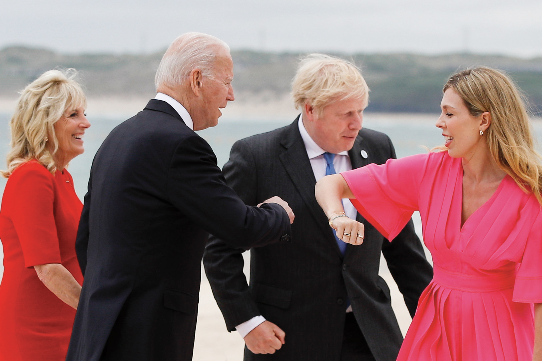 بوريس جونسون وزوجته يستقبلان بايدن وزوجته خلال وصولهما لحضور اجتماع مجموعة السبع