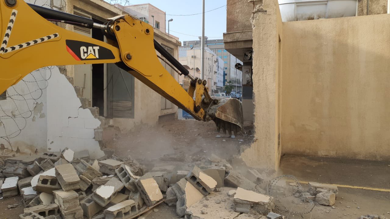 أمانة جدة : إزالة عقارات مخالفة تسببت في تعطيل أحد الشوارع