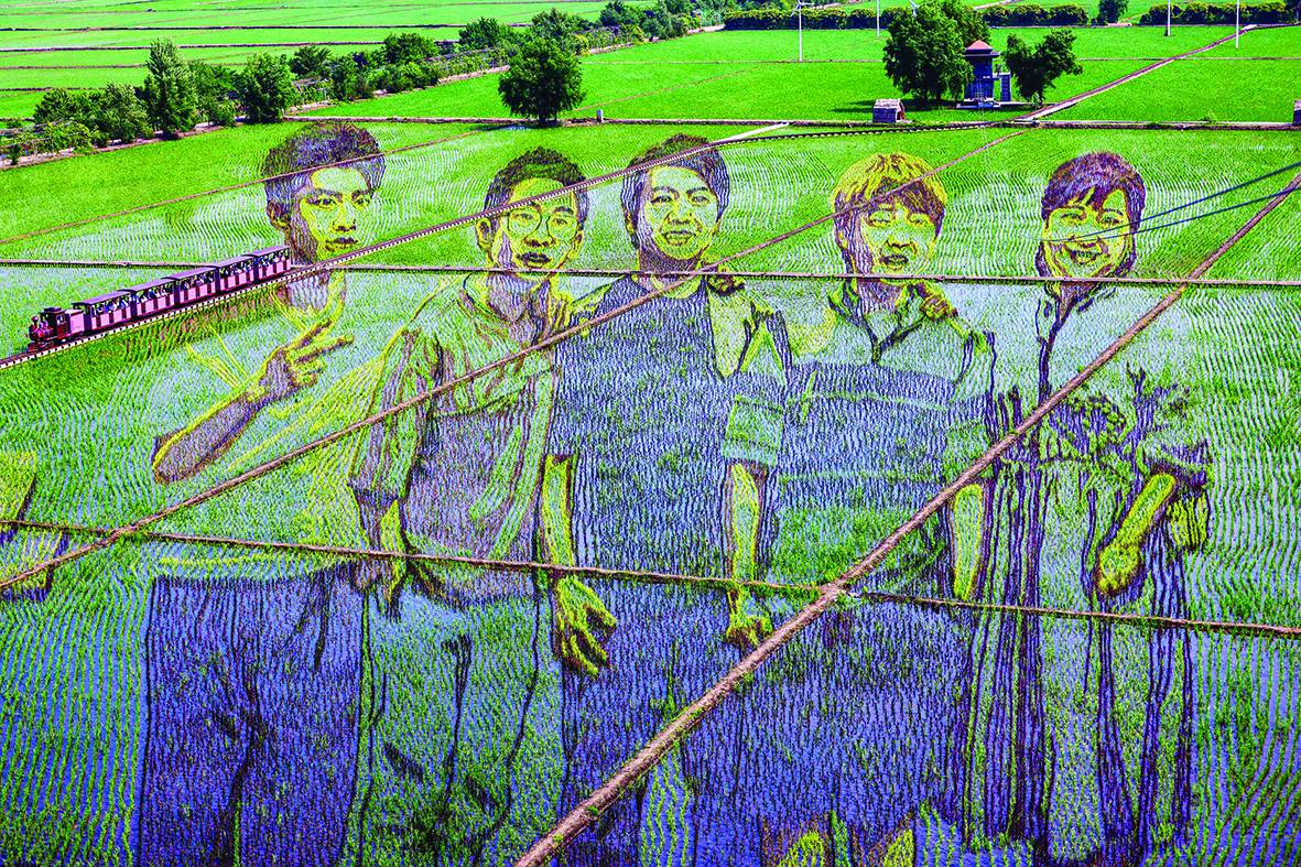 


مزارعون يحولون حقول أرز إلى عمل فني في قرية شنيانج في مقاطعة لياونينج شمال شرق الصين.«الفرنسية»