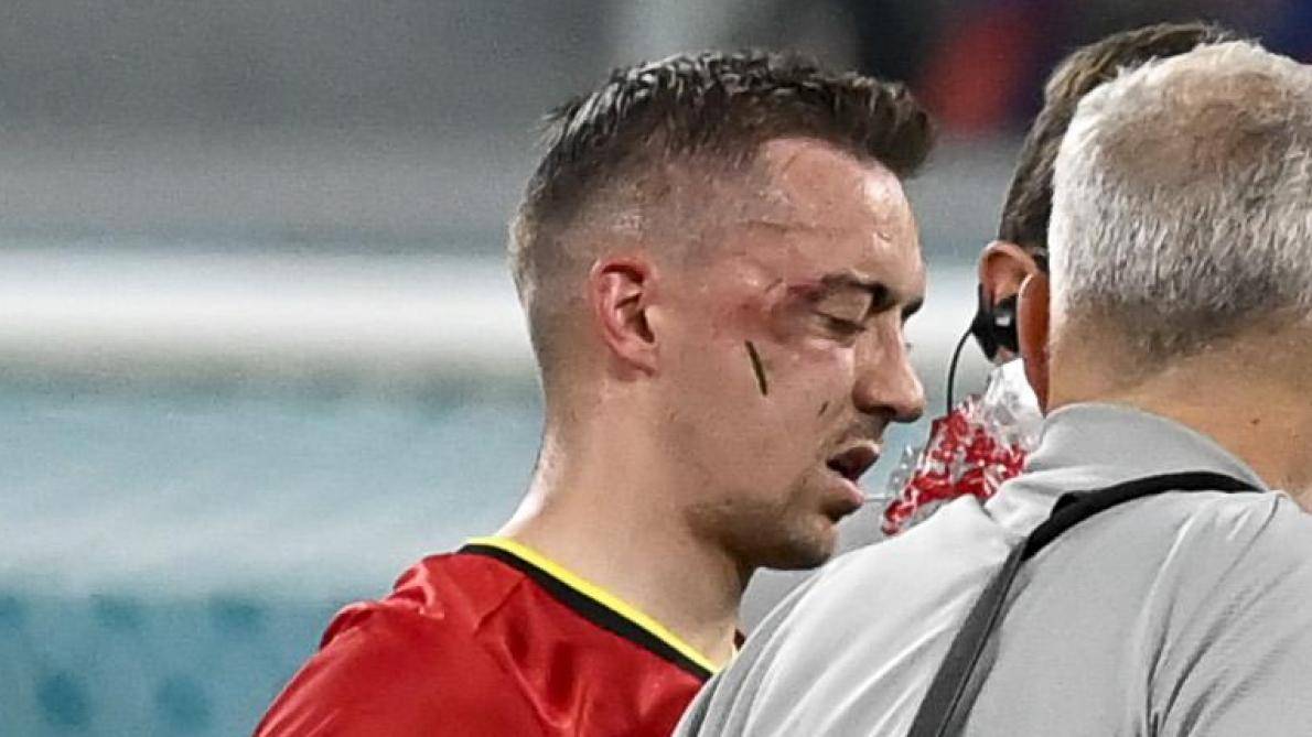 كاستاني خلال مغادرته الملعب بعد الإصابة.