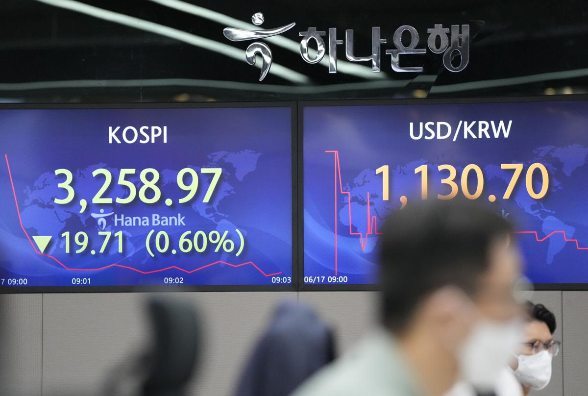 الأسهم اليابانية تنخفض مع ميل المركزي الأمريكي صوب تشديد السياسة 