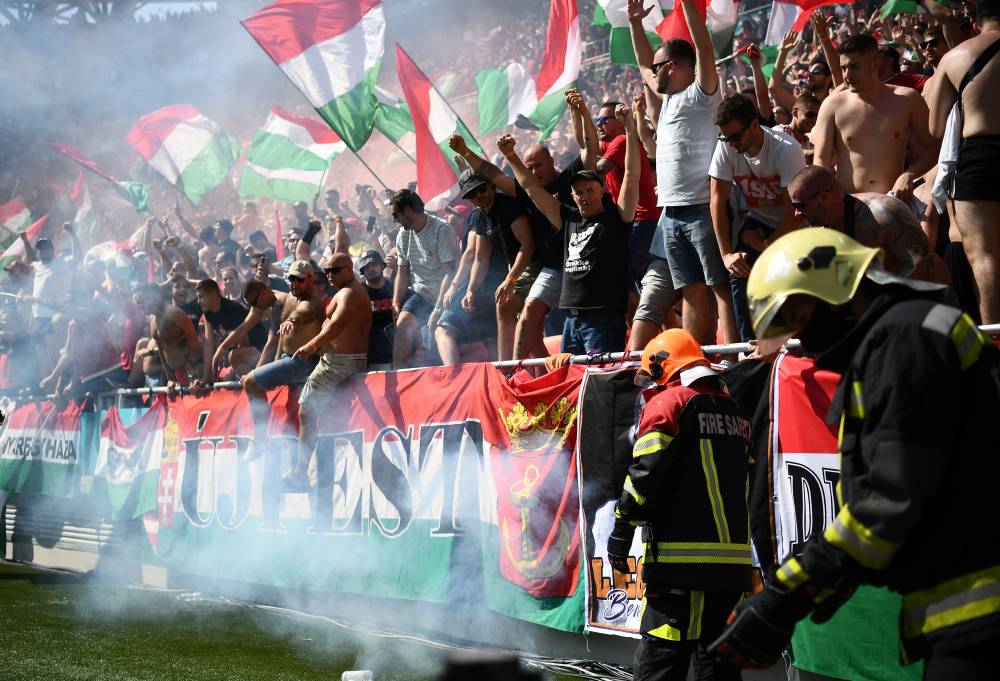 اطفائي يخمد الشعلات التي رماها مشجعو المجر. رويترز