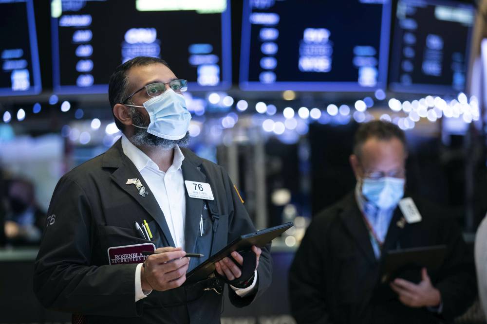 تباين أداء الأسهم الأمريكية بداية تعاملات أمس وسط متابعة تصريحات مسؤولي الاحتياطي حول التضخم.  "أ.ب"