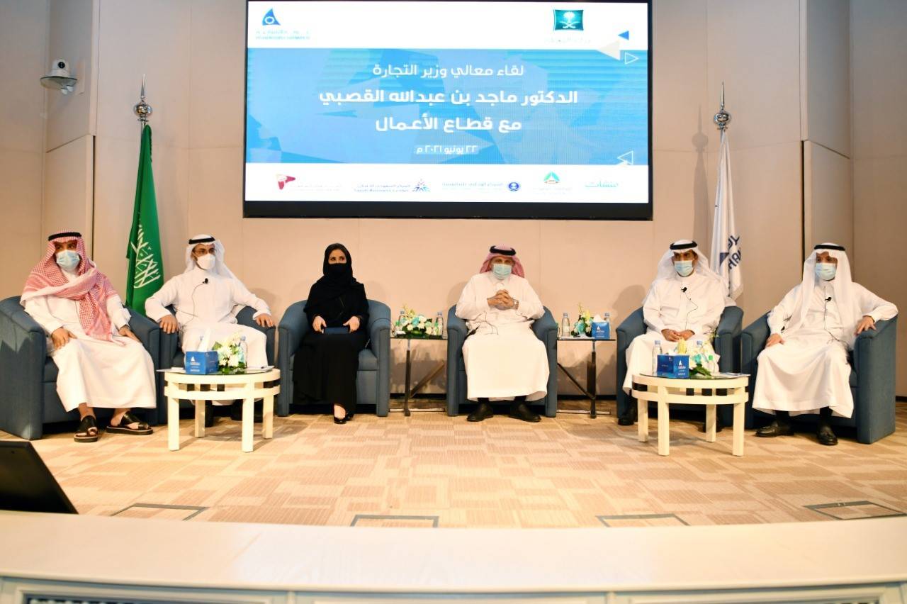 وزير التجارة خلال لقاء استضافته غرفة الشرقية، أمس. "الاقتصادية"