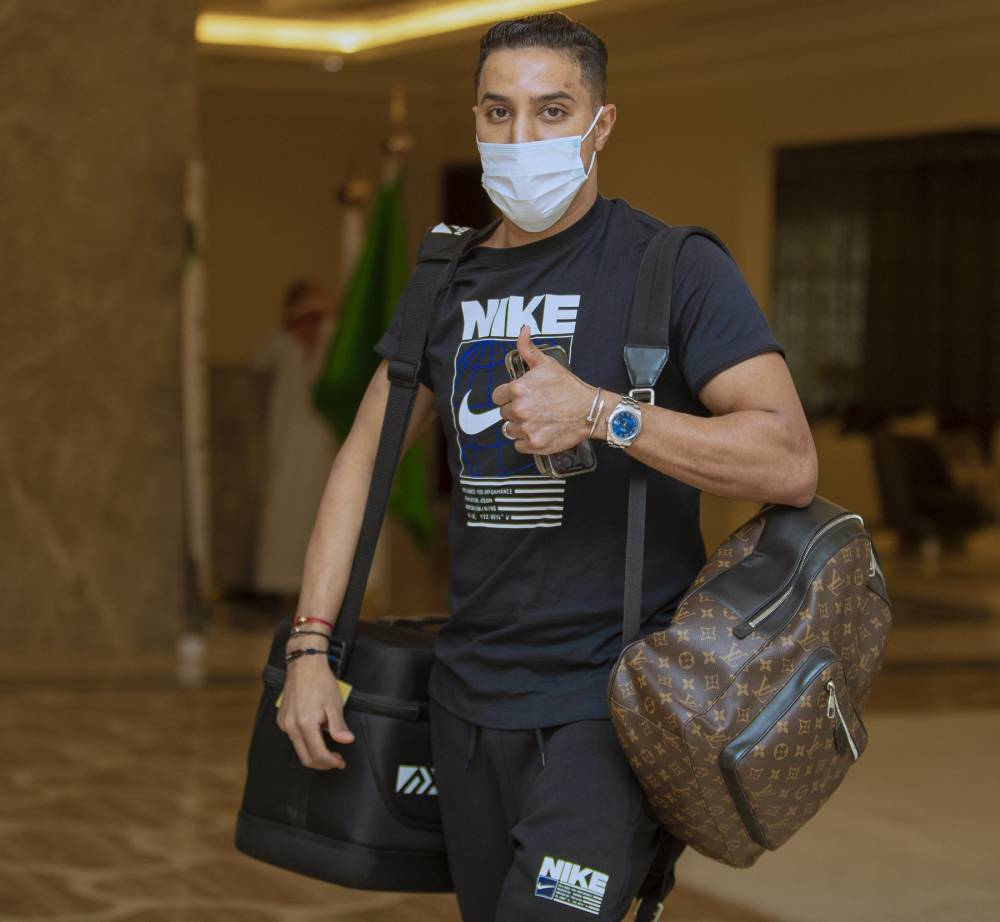 سالم الدوسري لحظة وصوله معسكر الأخضر أمس.