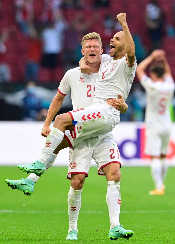 كورنيليوس وبرايثويت يحتفلان بالتأهل. الفرنسية