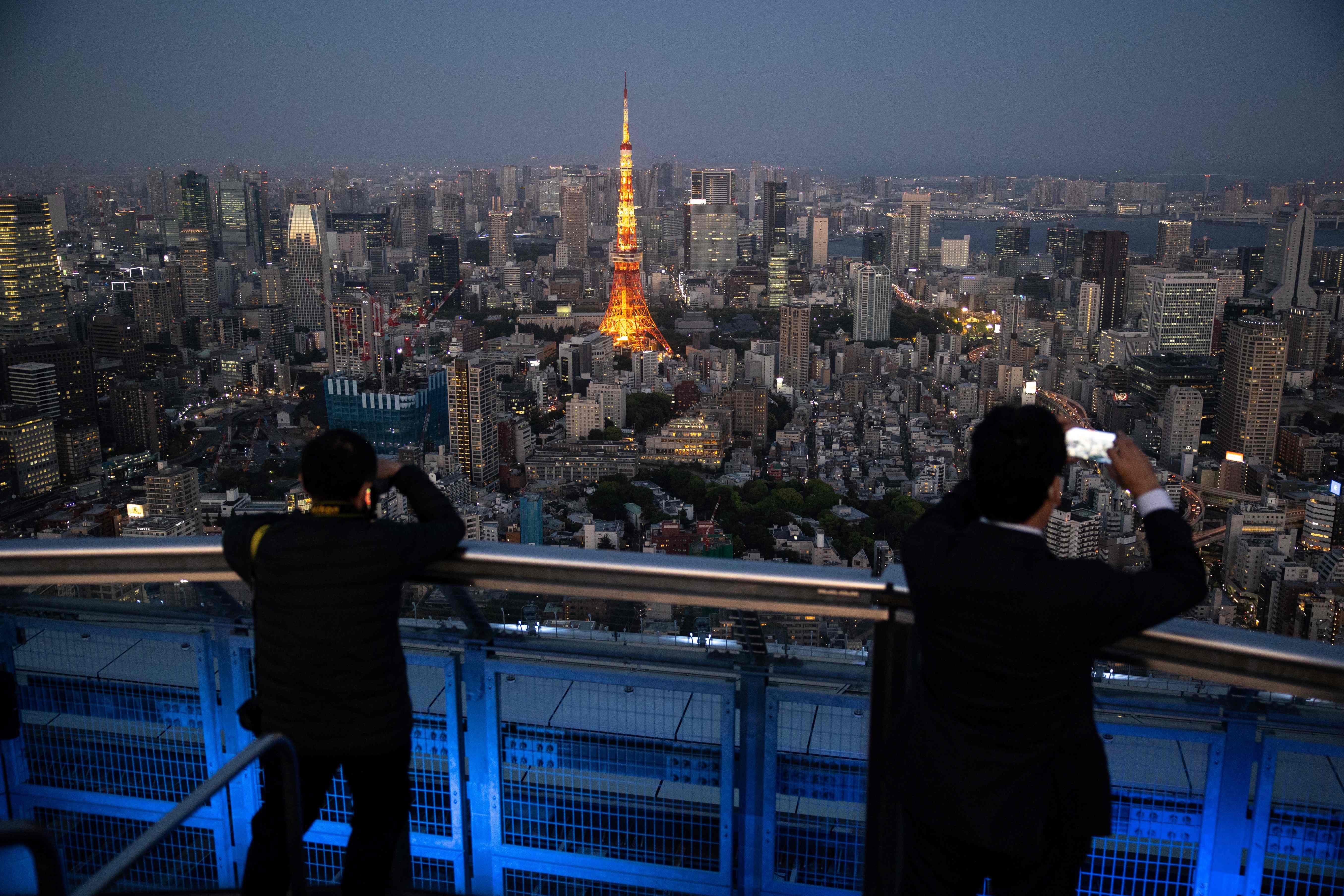 مراصد شاهقة في أبراج طوكيو تقدم للزائرين رؤية شاملة للمدينة 