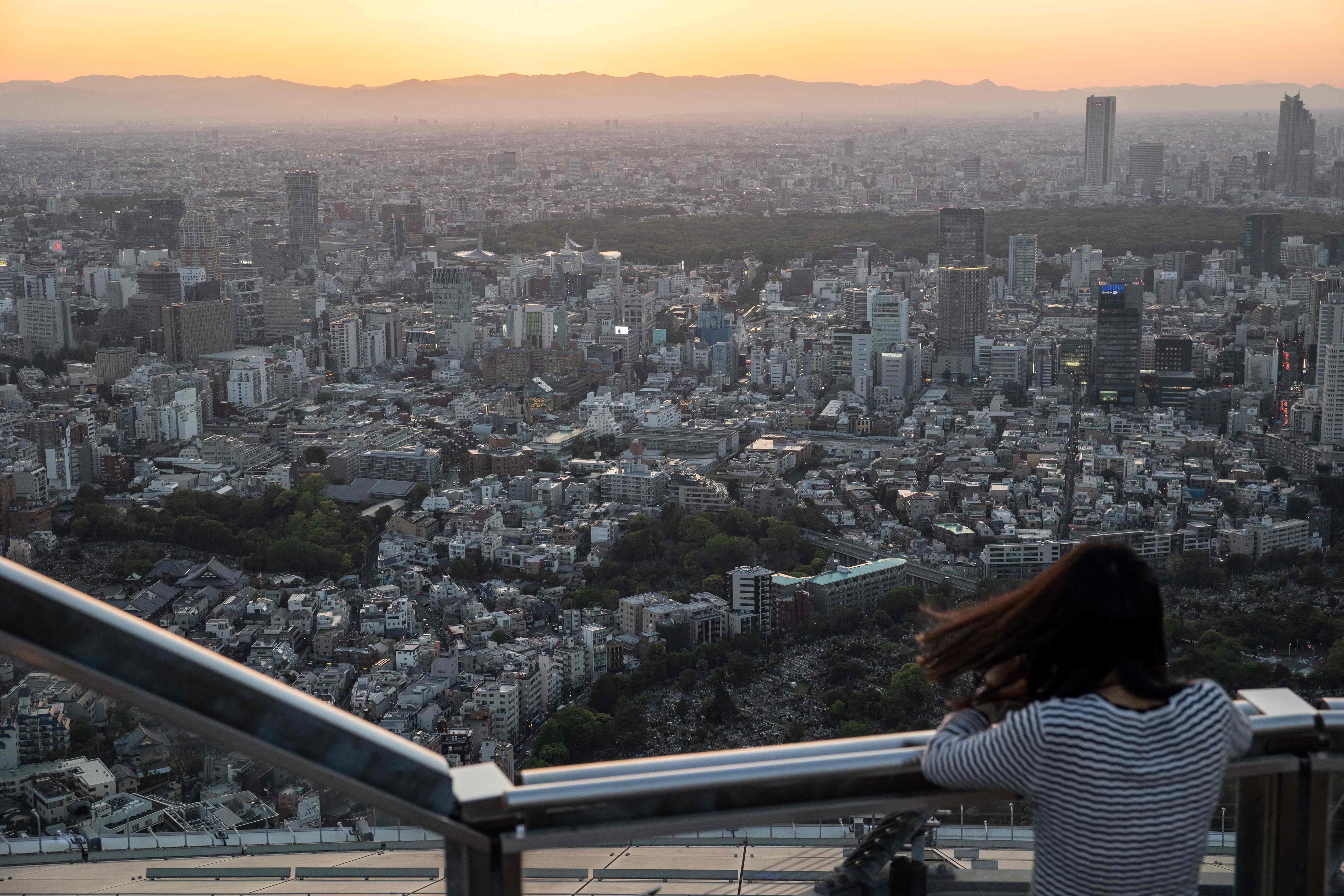 مراصد شاهقة في أبراج طوكيو تقدم للزائرين رؤية شاملة للمدينة 