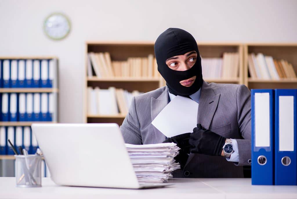 عمليات الاحتيال تتم عبر جهل المستخدم لتوزيعها على جهات الاتصال وإصابتهم بالعدوى