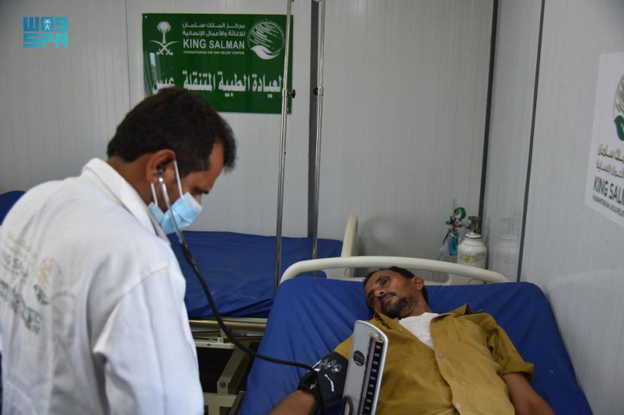 العيادات الطبية المتنقلة لمركز الملك سلمان للإغاثة في عبس بمحافظة حجة تقدم الخدمات العلاجية