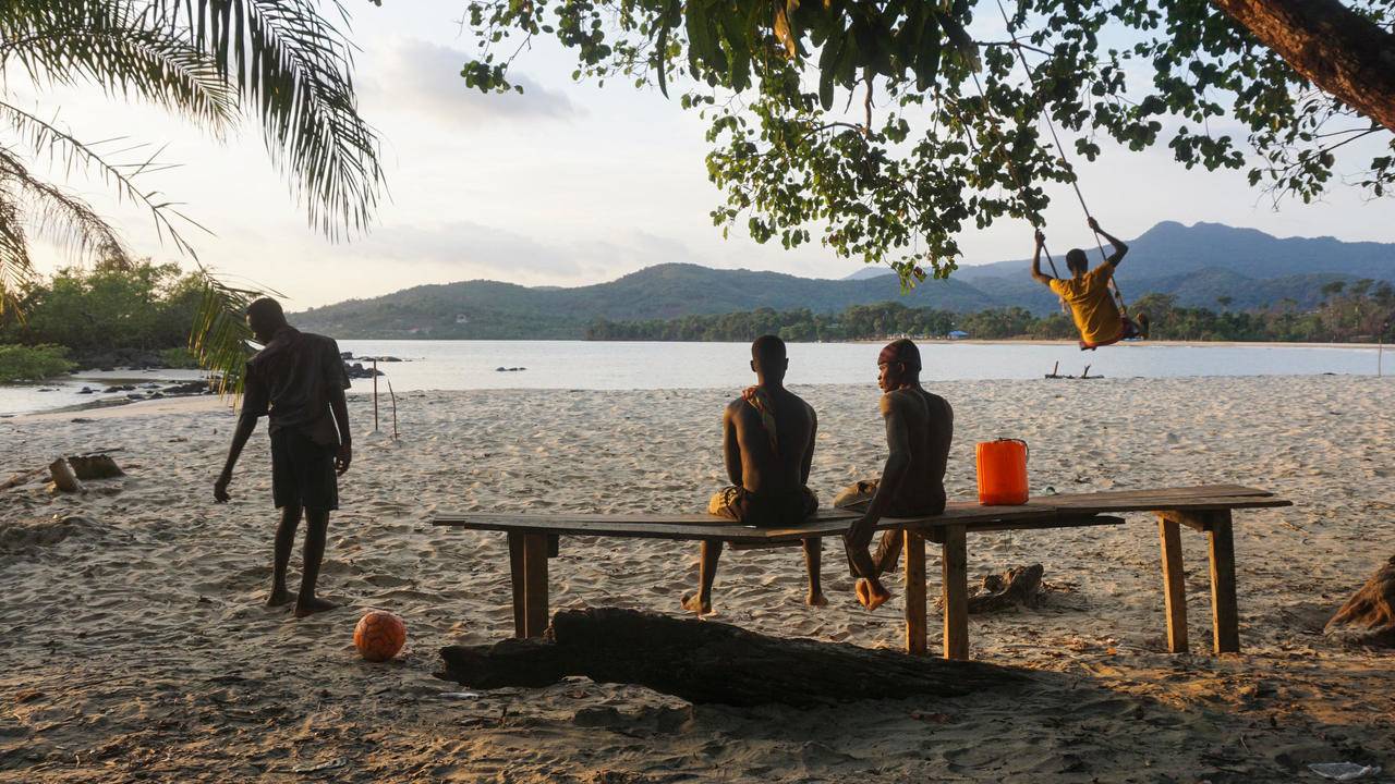 140 سفينة صيد أجنبية تحوز على معظم الثروة السمكية في البلاد.