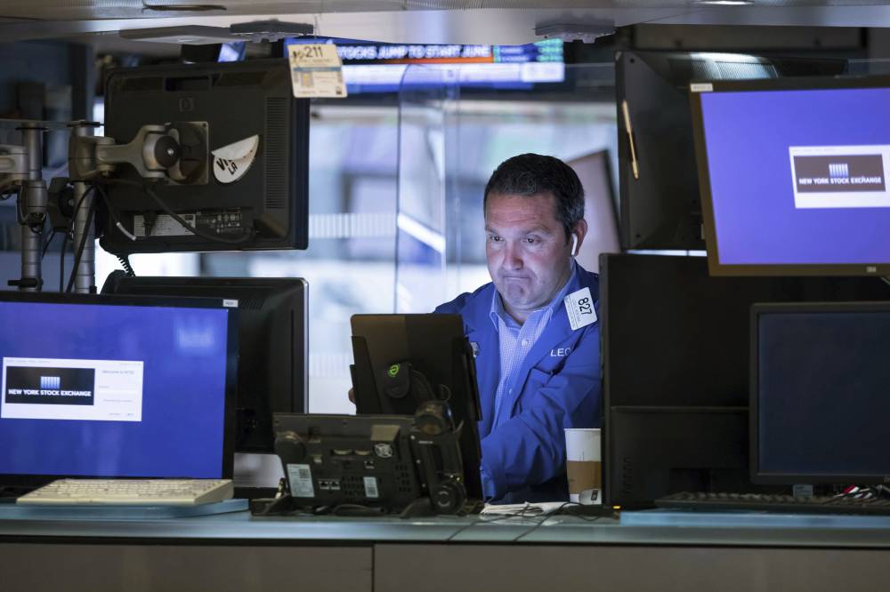 ارتفعت الأسهم الأمريكية عند الافتتاح أمس وسط ترقب صدور بيانات اقتصادية. "أ.ب"

 