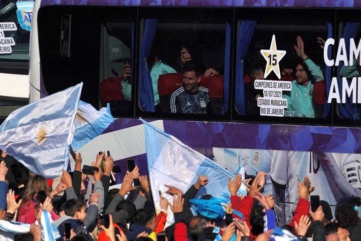 استقبال كبير لابطال كوبا امريكا أمس.