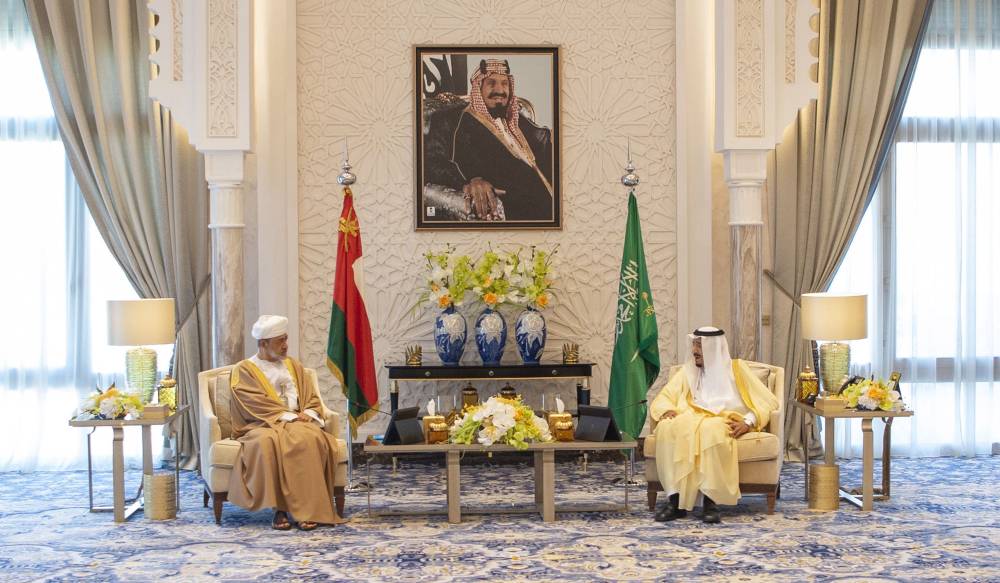 خادم الحرمين وسلطان عمان خلال جلسة المباحثات التي عقداها أمس الأول في قصر نيوم. "إ ب أ"