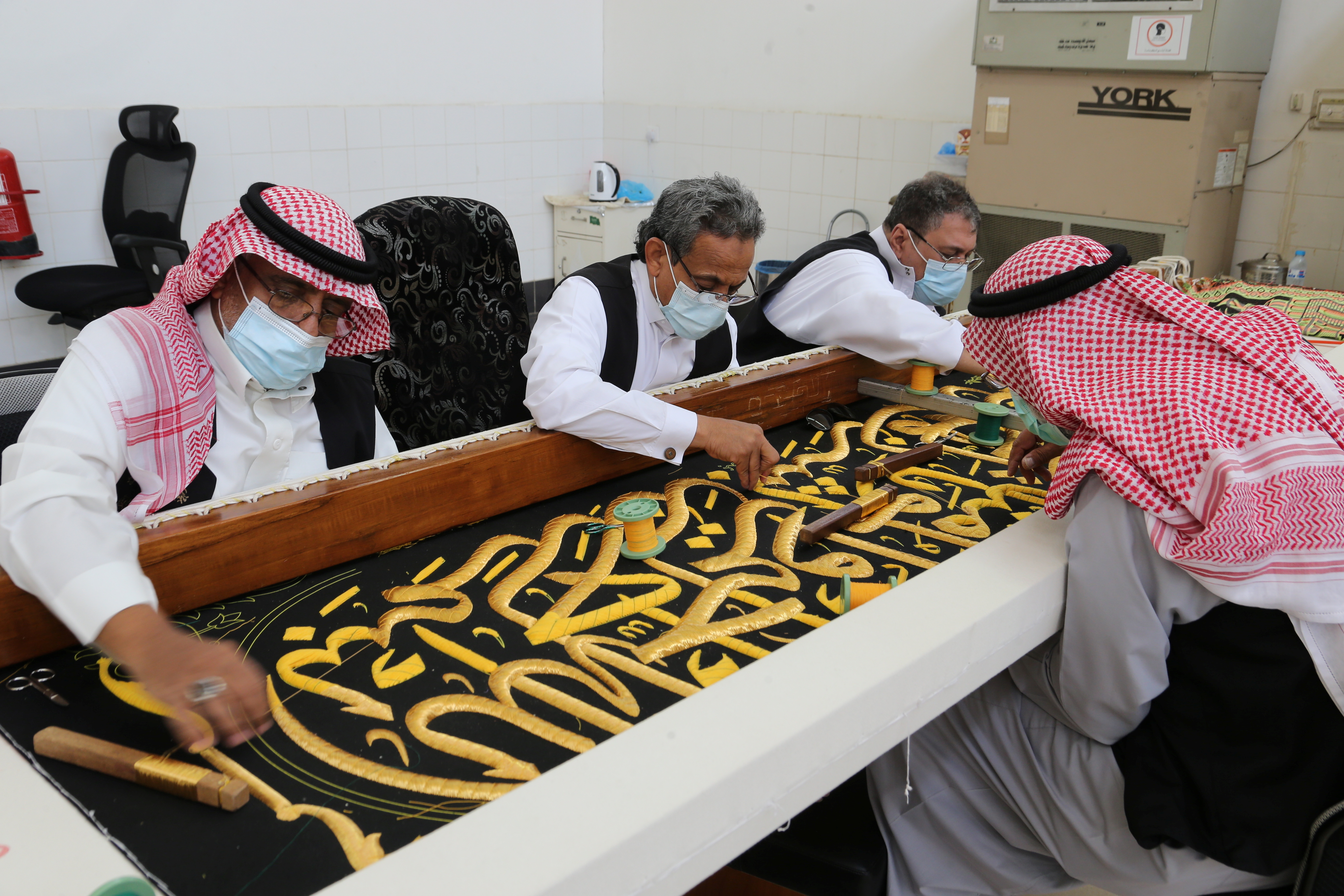  مطرزي كسوة الكعبة المشرفة يضعون اللمسات الأخيرة عليها قبل وضعها على الكعبة الأثنين القادم 