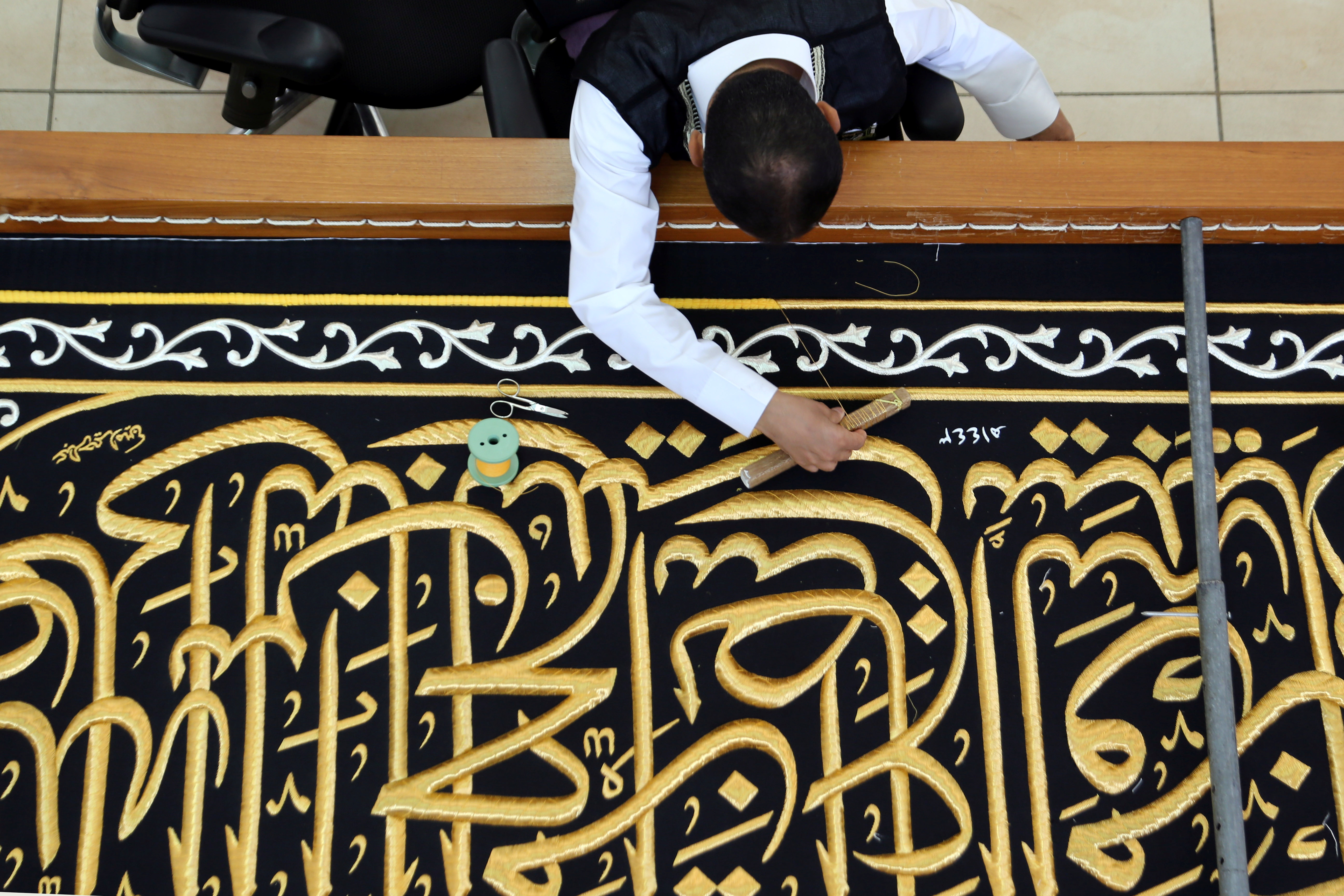  مطرزي كسوة الكعبة المشرفة يضعون اللمسات الأخيرة عليها قبل وضعها على الكعبة الأثنين القادم 