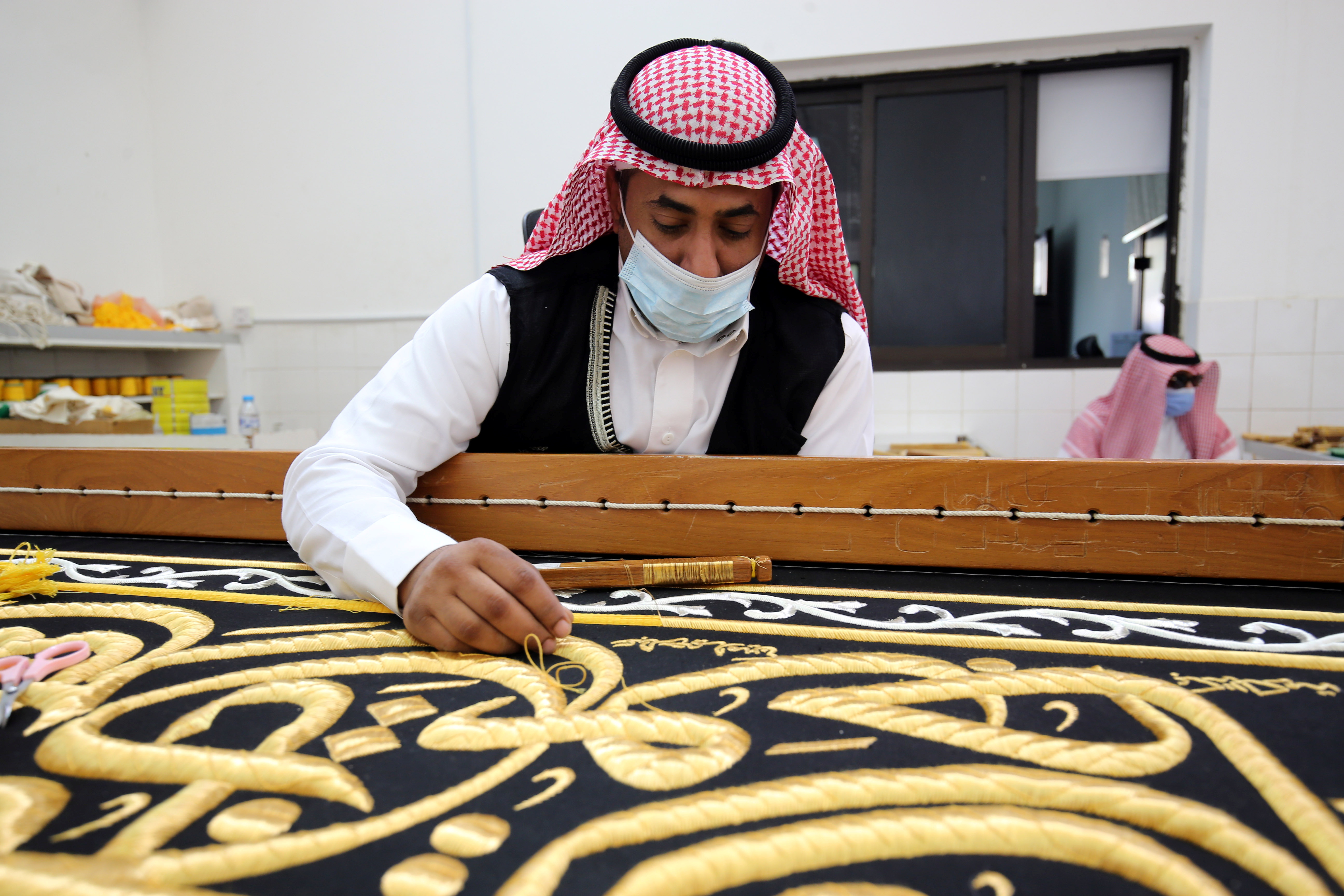  مطرزي كسوة الكعبة المشرفة يضعون اللمسات الأخيرة عليها قبل وضعها على الكعبة الأثنين القادم 