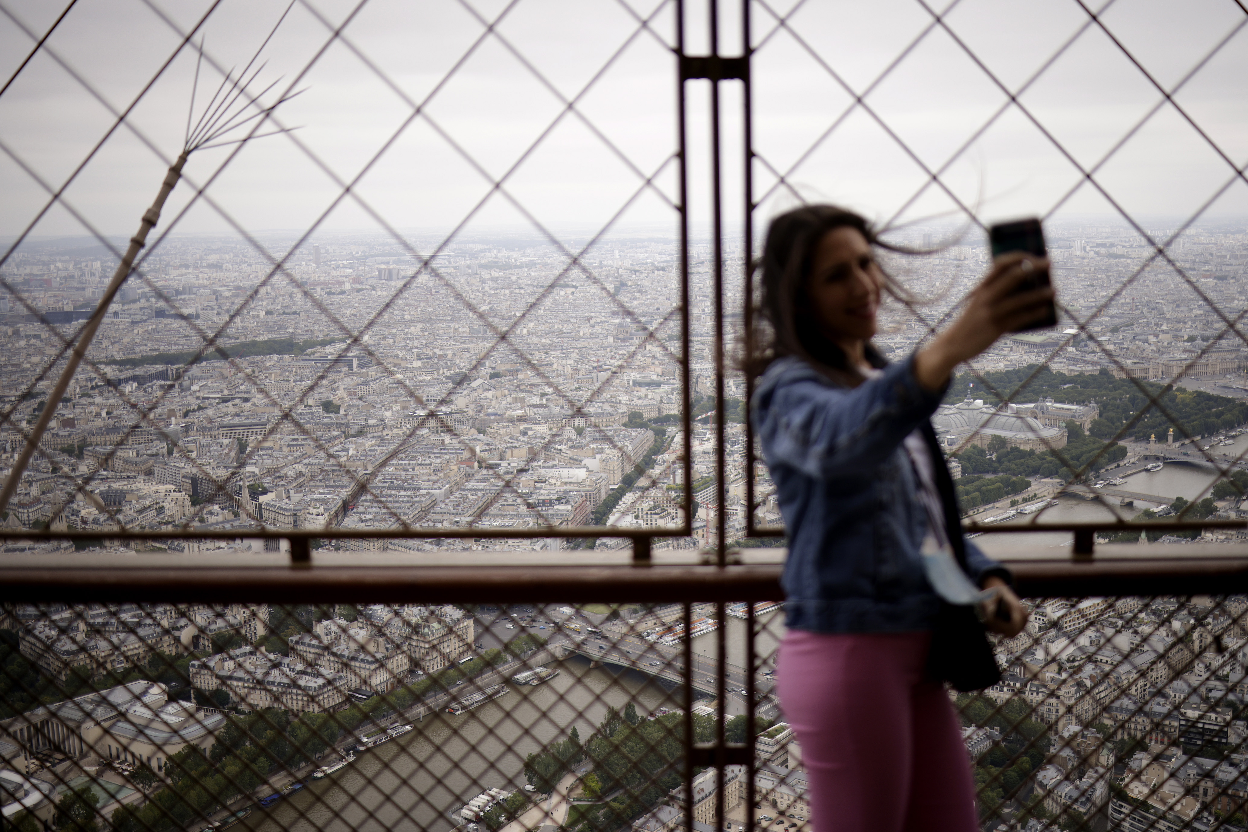 إعادة افتتاح برج "إيفل" أمام الزوار بعد أشهر من الإغلاق