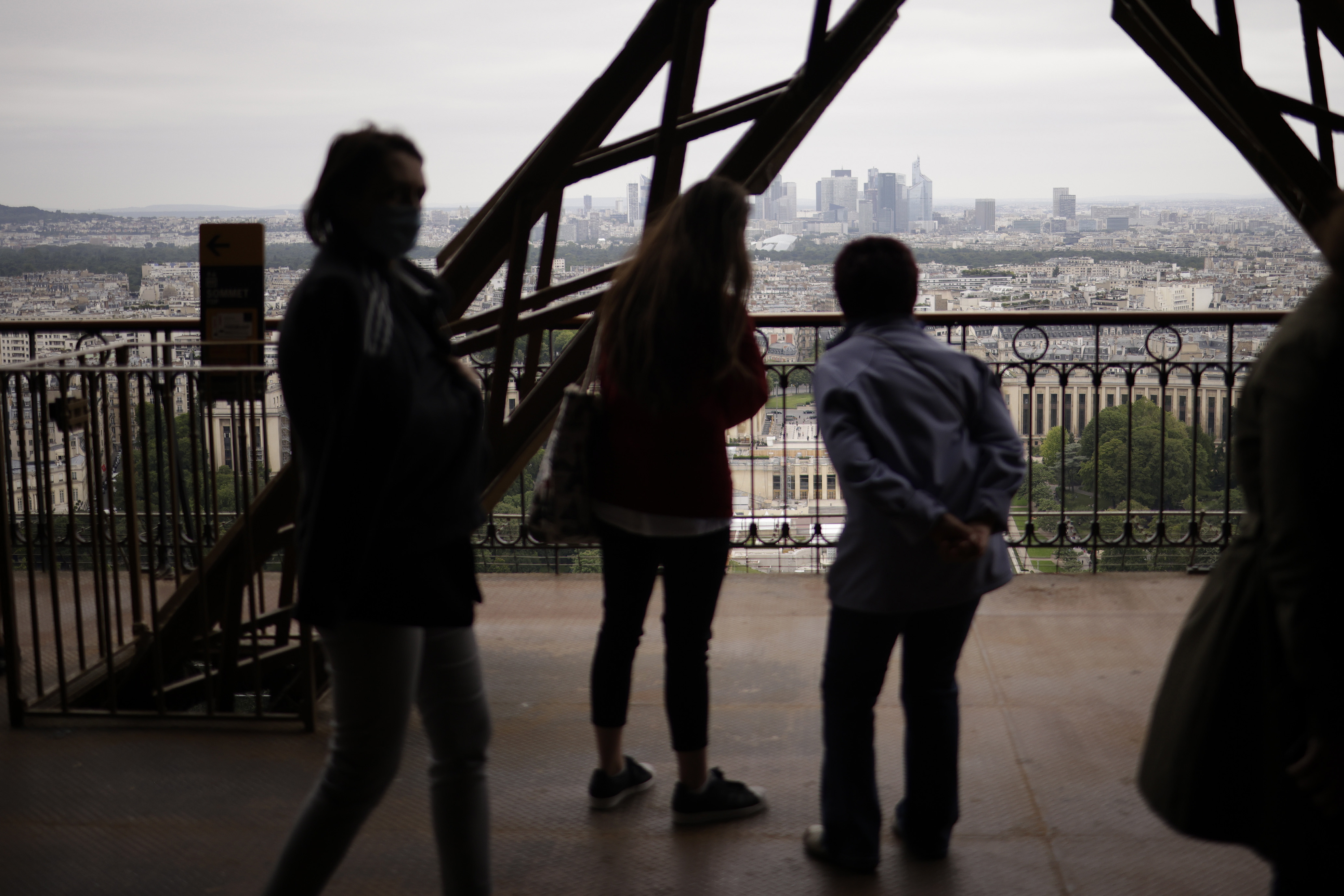 إعادة افتتاح برج "إيفل" أمام الزوار بعد أشهر من الإغلاق