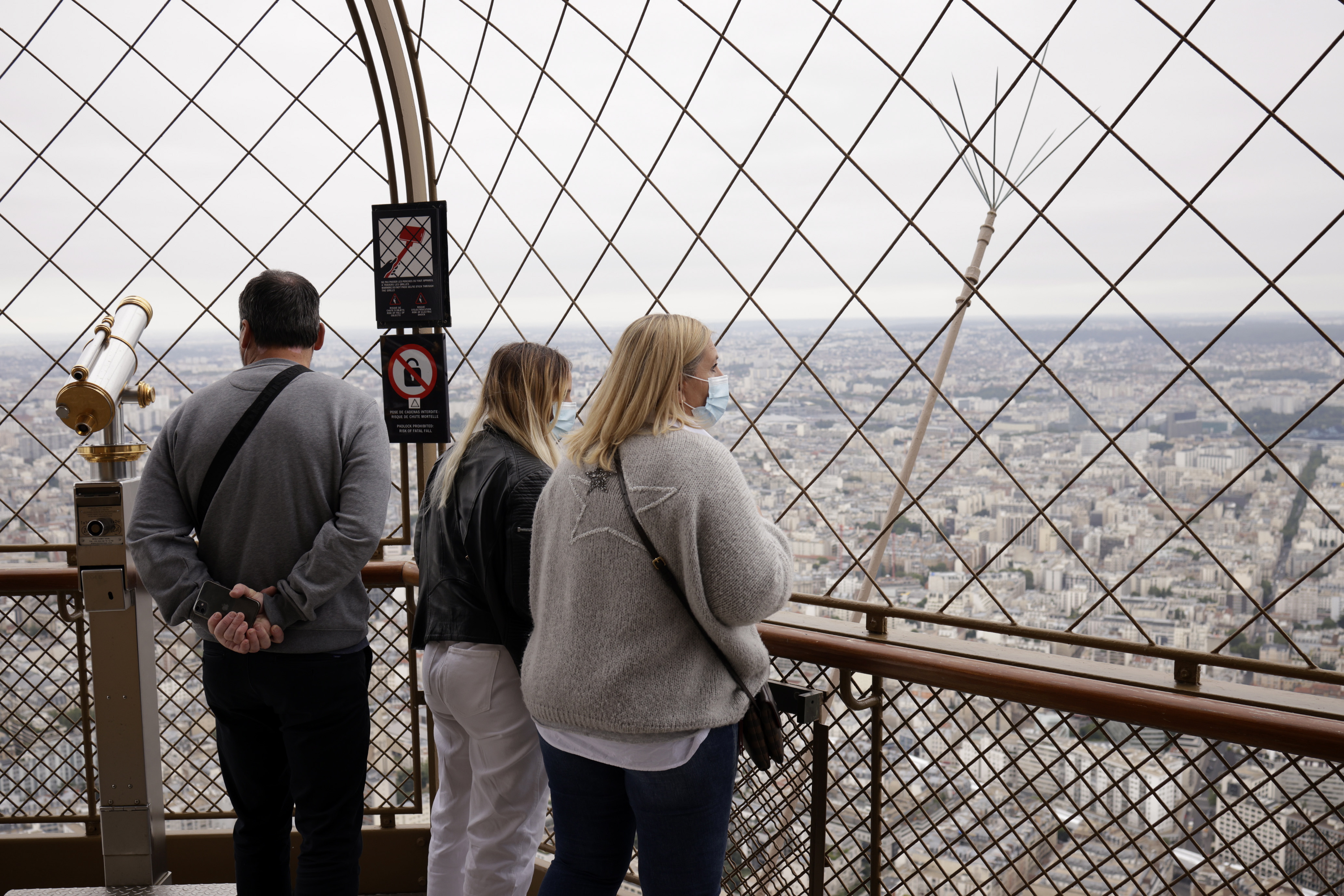 إعادة افتتاح برج "إيفل" أمام الزوار بعد أشهر من الإغلاق