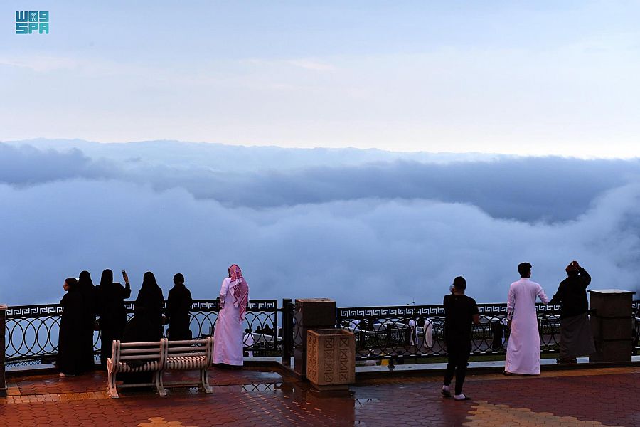 ممشى الضباب.. أعجوبة السياحة في عسير 