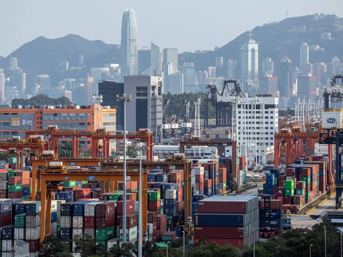 عدد متزايد من المجموعات الغربية تفكر في مغادرة المركز المالي التاريخي.