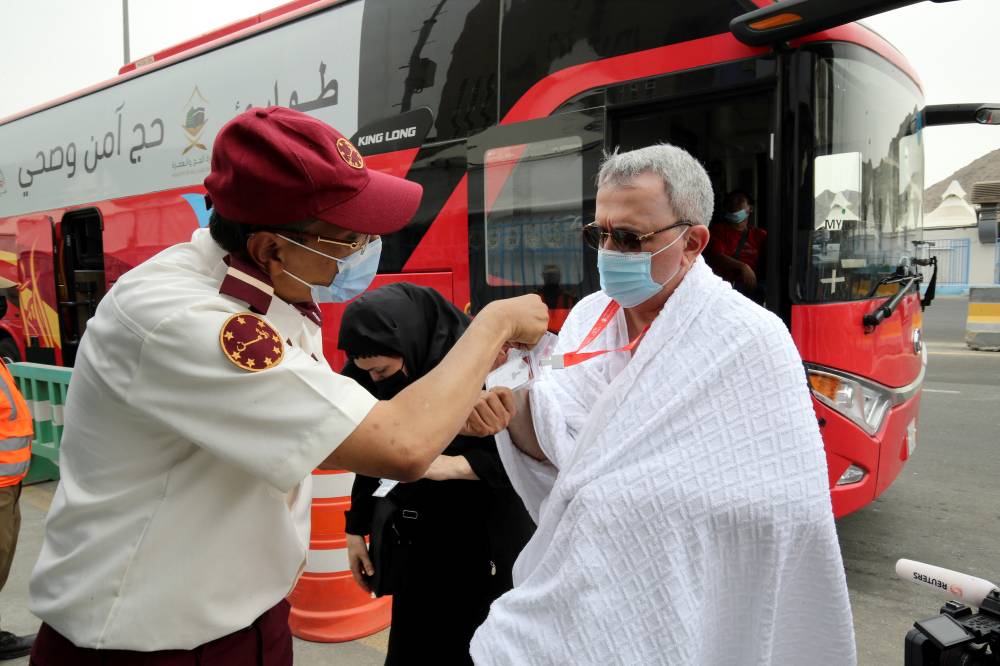استقبال ضيوف الرحمن في منى والتحقق من التصاريح والهويات. «رويترز »
